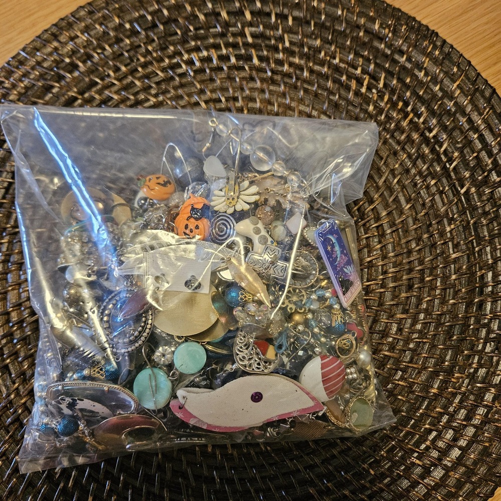 2 lbs Junk Jewelry Mystery Lot: Single Earrings Jewelry Pieces for Crafting/wear - Picture 7 of 15